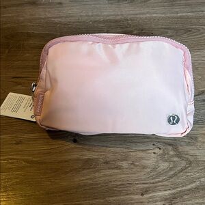 Lululemon Everywhere Belt Bag 1L Rosado Pastel - NWT